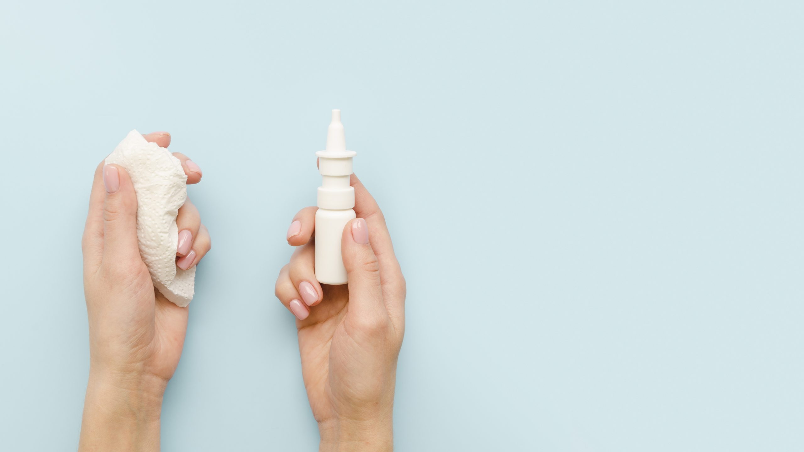 Illustration d'un spray nasal dans la main d'un adulte