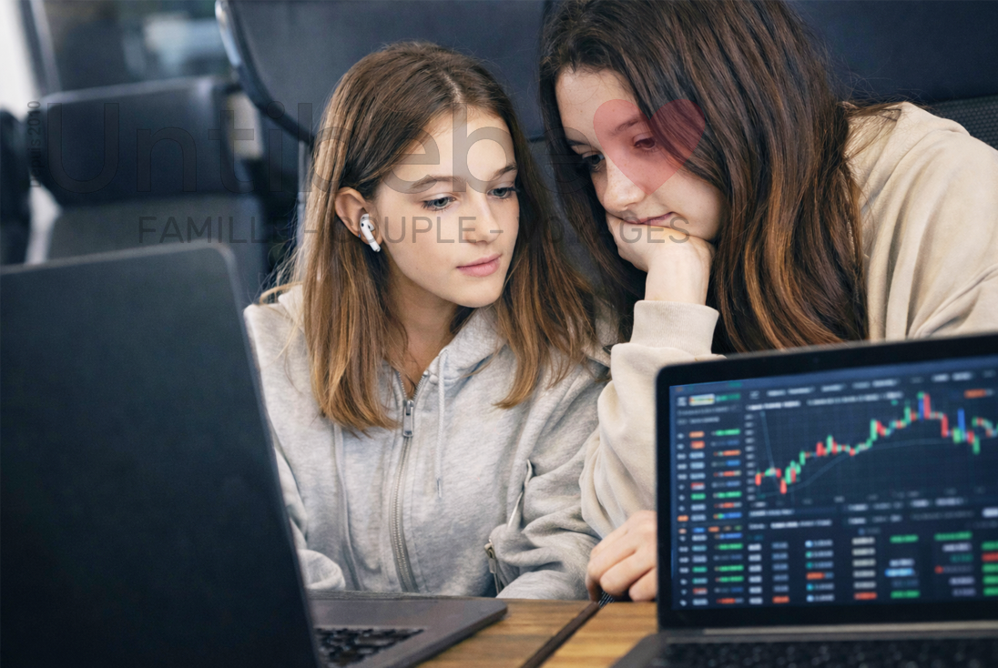 deux jeunes filles réfléchissent devant un ordinateur avec des résultats boursiers