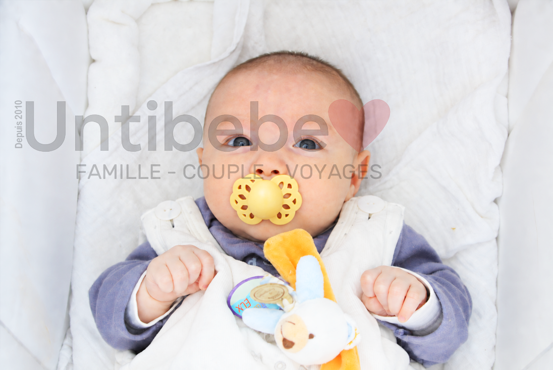 un bébé avec une tetine bibs dans la bouche