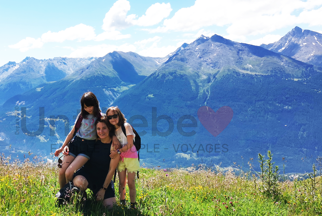 Famille devant montagnes